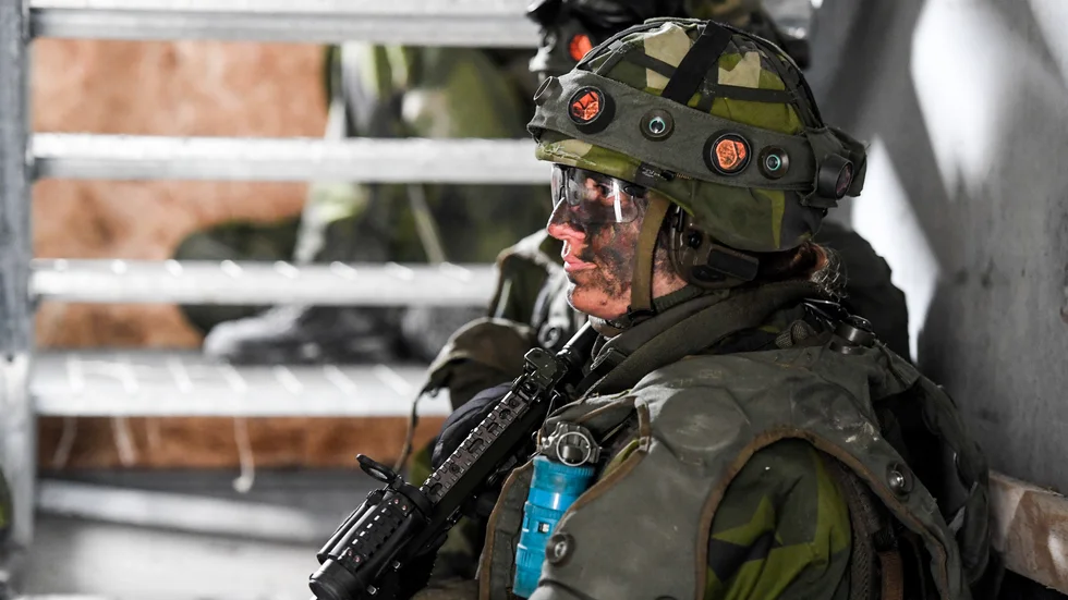 Centerpartiet ser positivt på framtiden inom försvaret i länet. "Vi är mycket glada att Norrbotten nu kommer ha tre stycken Arméregementen, Norrbottens dragonregemente i Arvidsjaur, Norrbottens Regemente och Bodens artilleriregemente och en flygflottilj i Luleå. Därmed stärks möjligheten för försvaret att verka i subarktisk miljö".
Arkivbild av en kvinnlig soldat under en övning i markstrid. 