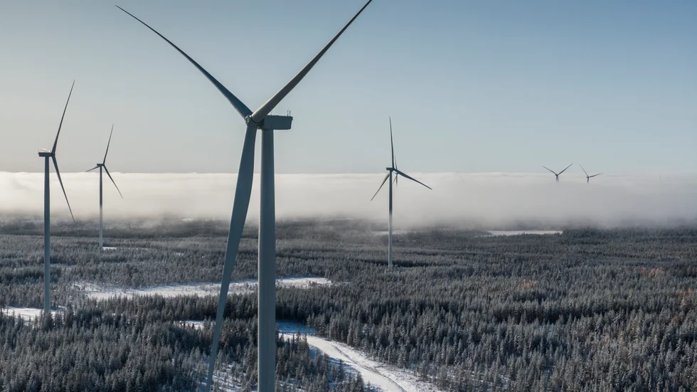 Att bygga ett helt förnybart elsystem kostar mer och tar större markområden i anspråk, menar skribenten.