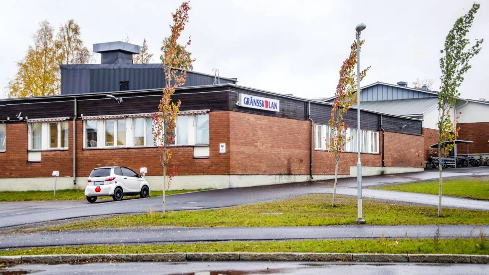 I torsdags och innan dess, mitten av november, har mindre bränder brutit ut i Gränsskolans lokaler som gjort att elever skickats hem från skolan.