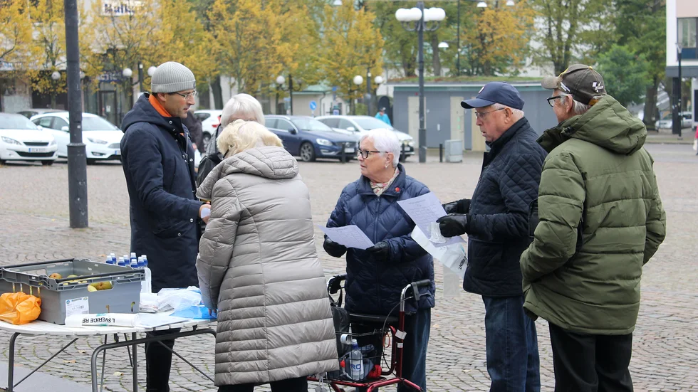 Några av de äldre (och Elias Georges) som samlades på Stora torget – de flesta andra var vid det här tillfället ute på skräpjakt.