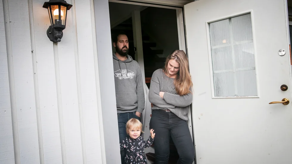 Familjen har bara bott i villan i några månader. På torsdagskvällen tog sig tjuvar in i huset hos Maja, FIlip och Edith Elb. "Väldigt olustig känsla", säger de. 
