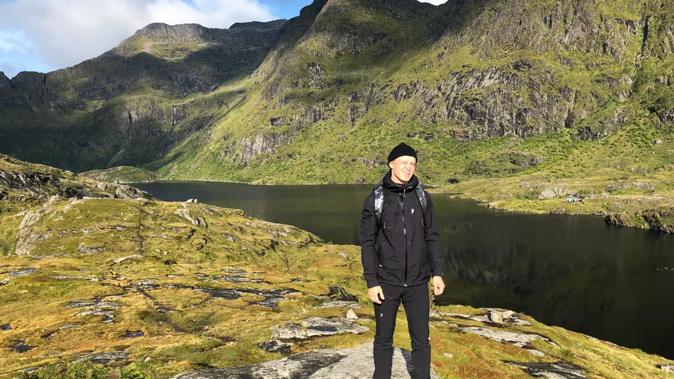 Felix Mejman som privatperson långt ifrån fastighetsmarknaden. Här vandrar han på Lofoten i Norge.