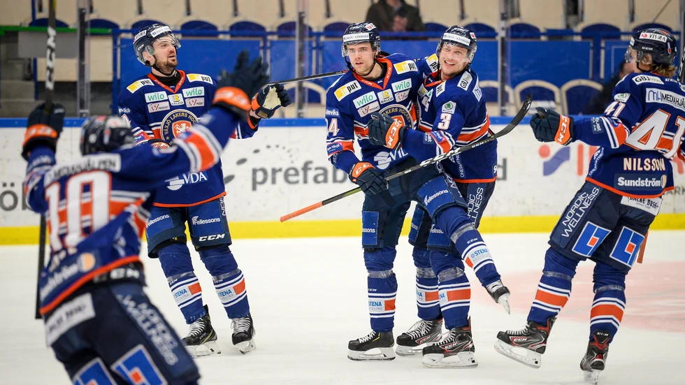 Växjös Emil Pettersson (nummer 14 i mitten) kunde jubla med lagkamraterna efter att ha besegrat Malmö med 4–3 på hemmais i SHL. Arkivbild.