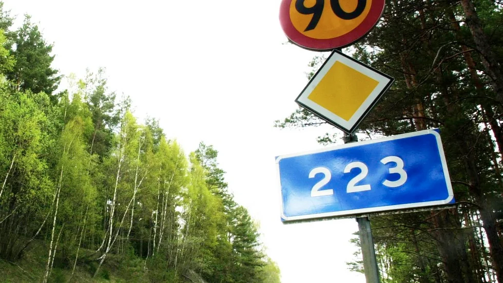 Väg 223 fick stängas av sedan en personbil kört in i en buss.