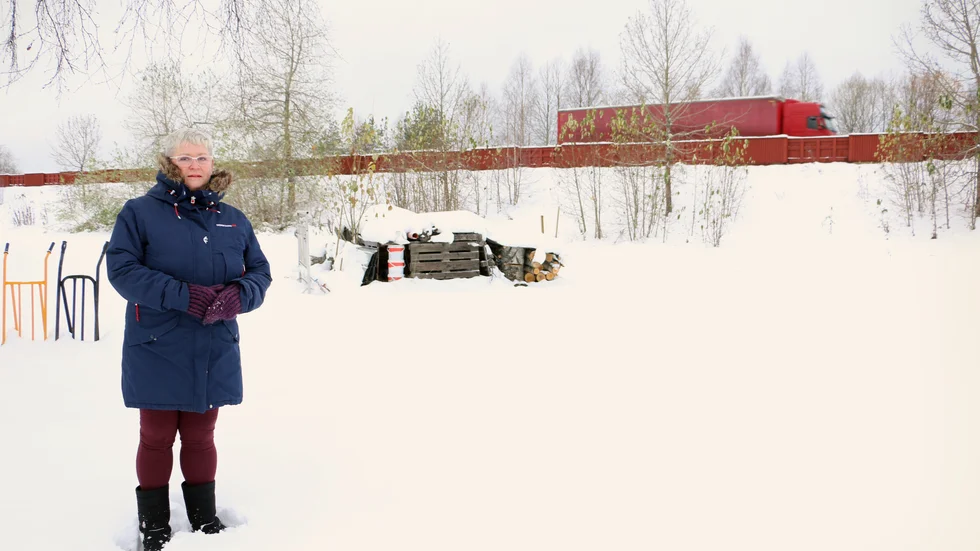 Catrin Gisslin har vänt sig till länsstyrelsen i hopp om att hastigheten ska sänkas på E4 vid Bergsviksbron så att bullret dämpas. (Arkivbild)