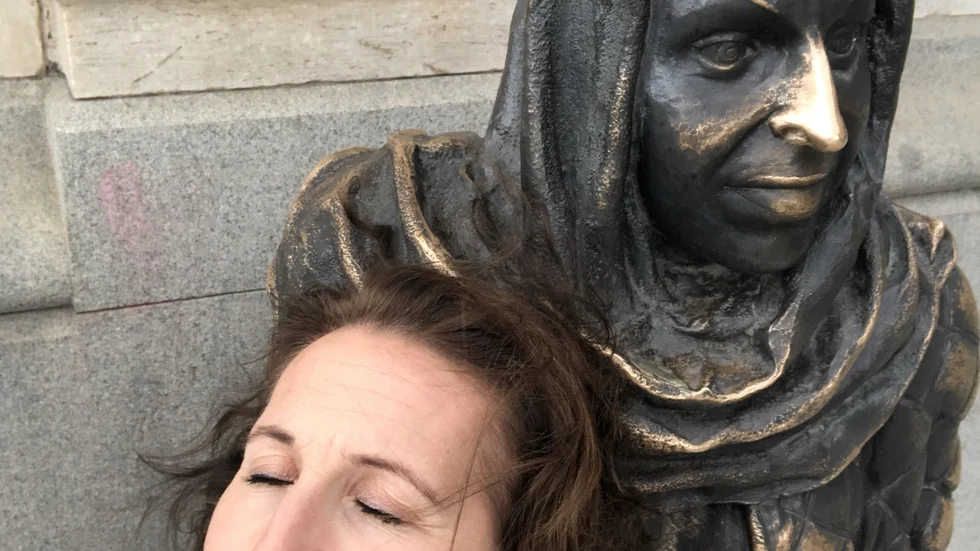 Sanna Martin vid Margaretha Krook-statyn utanför Dramaten i Stockholm. 