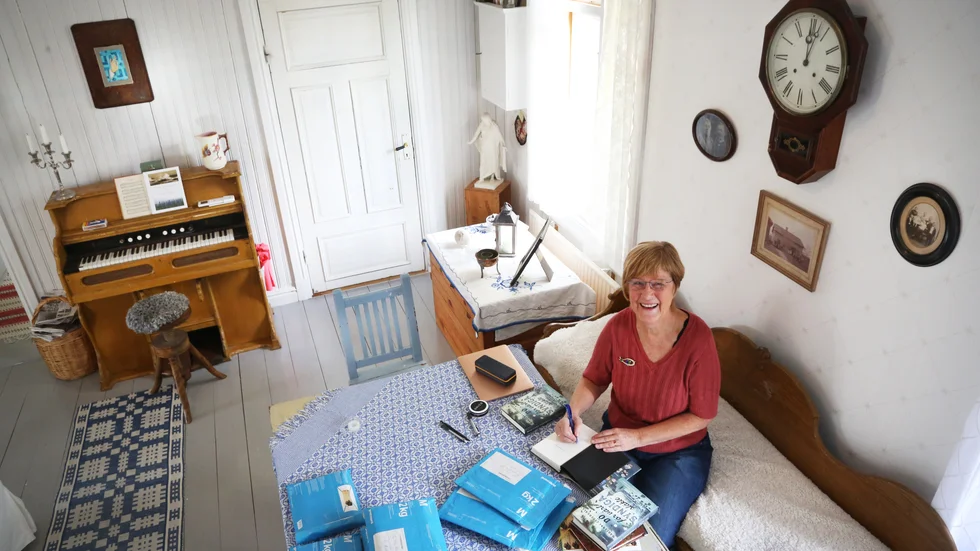 Från det före detta missionshuset i Ala skickar Marianne Cedervall ut ett exemplar av senaste boken till dem som har hjälpt henne under skrivandets gång.