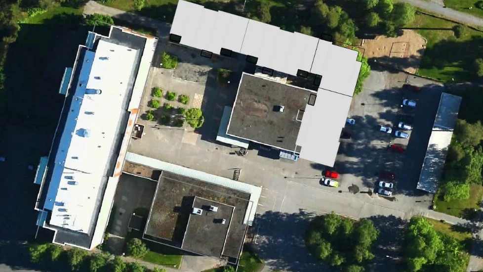 Så här tänker kan de nya husen placeras. De är markerade i grått. Det stora vita taket är Klockarhöjden. Det svarta taket närmast nybyggena är ett gårdshus som tänks att rivas.