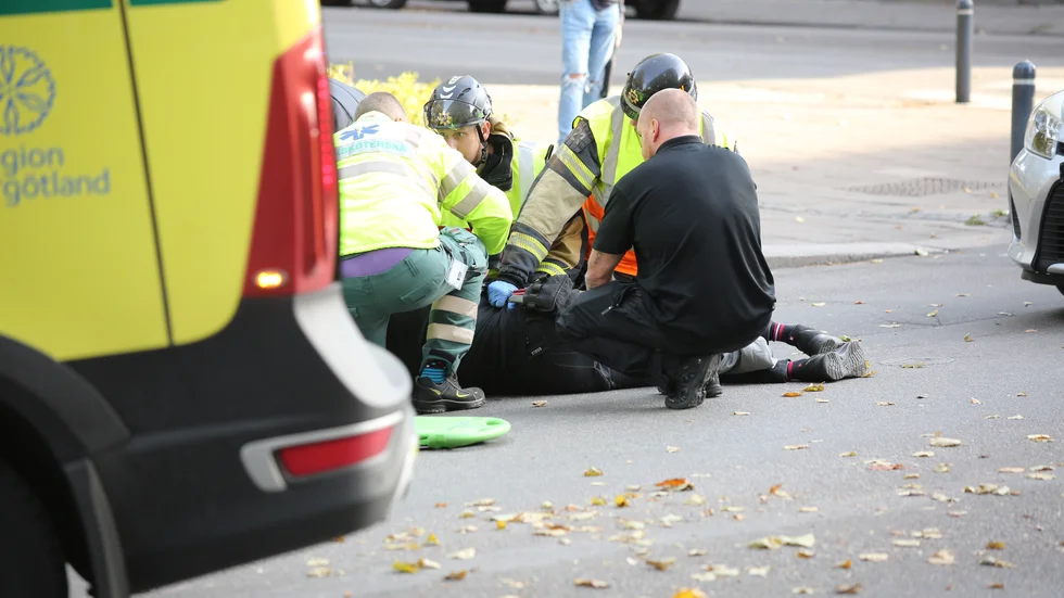 Påkörd cyklist fördes till sjukhus.