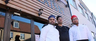 "Det enda vi kan är att laga indisk mat"