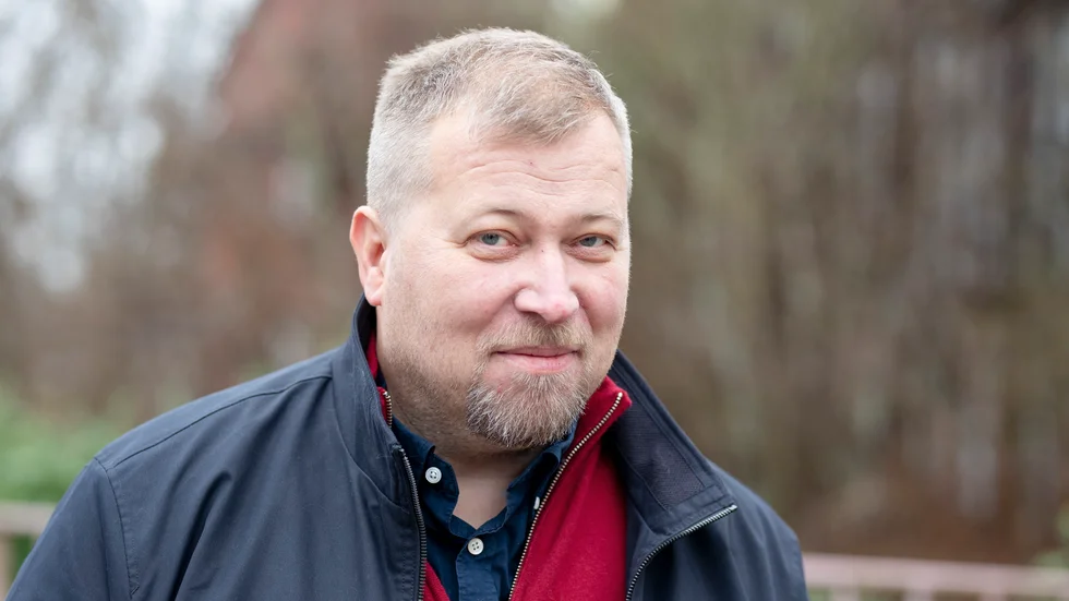 Olle Lundin, professor i förvaltningsrätt, anser att kryphålet i lagstiftningen borde täppts till av politikerna.