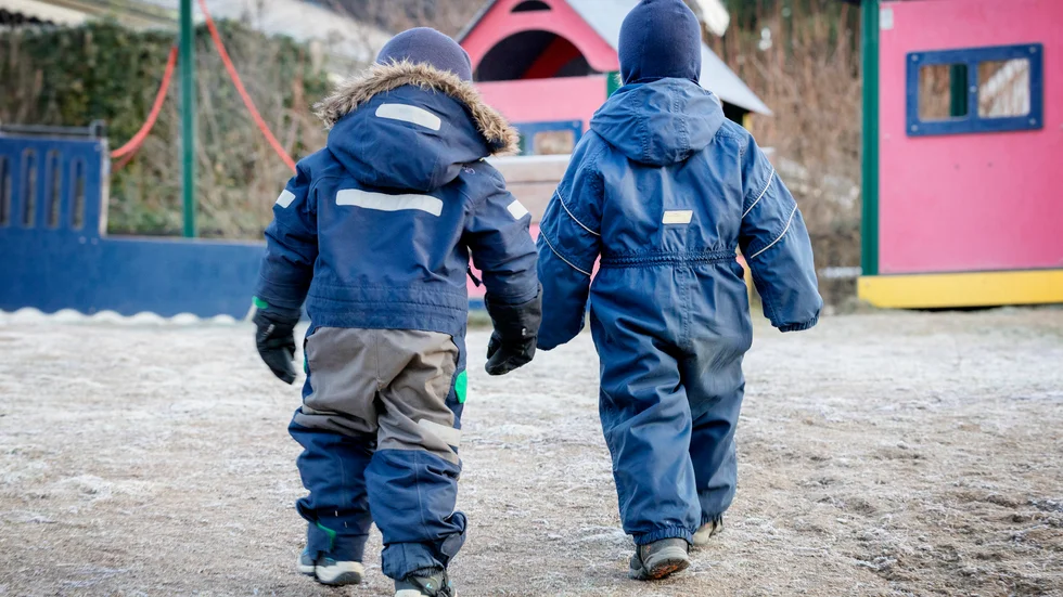 Om någon i familjen är sjuk borde även barnen vara hemma, menar skribenten.  