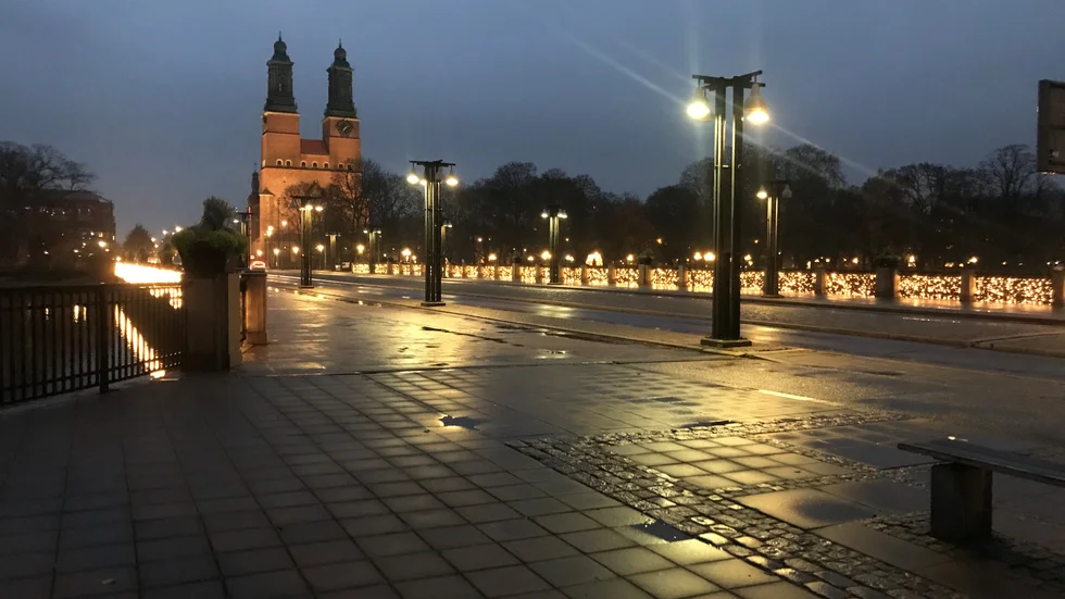 En man blev rånad av två personer på Nybron i centrala Eskilstuna under natten till fredagen.