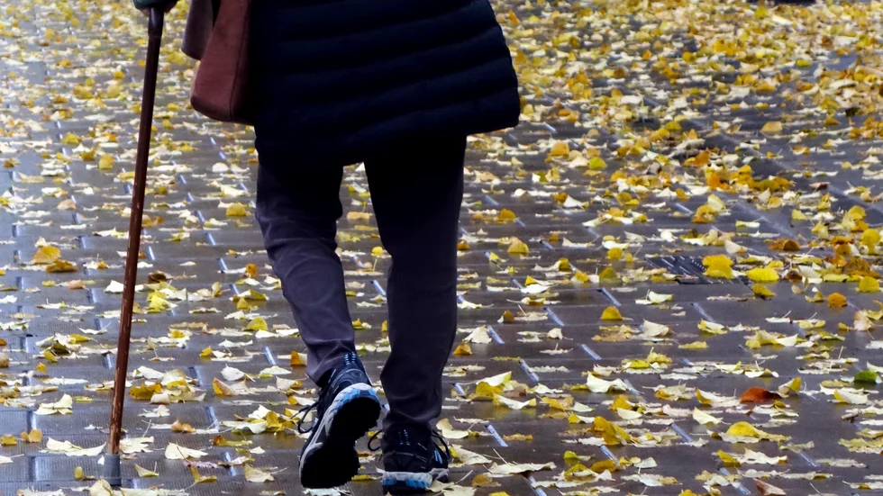 En kvinna i 60-årsåldern, hemmahörande i Kinda, ska ha slagit en annan kvinna med sin käpp och handflata. Nu åtalas hon misstänkt för misshandel.
