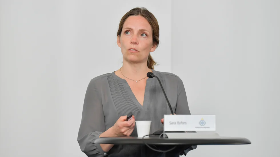 Sara Byfors är biträdande avdelningshef på Folkhälsomyndigheten och förväntas presentera nya regler gällande karantän vid covid-19.