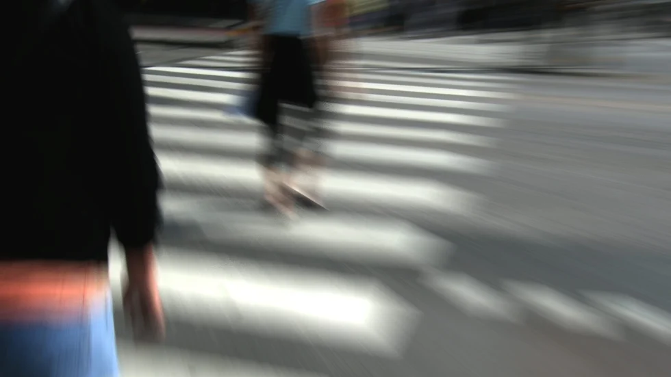 Kvinnan blev påkörd på övergångsstället och skadade knäet.