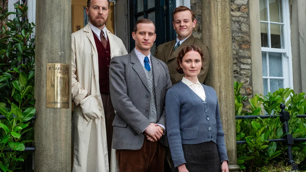 Samuel West, Callum Woodhouse, Nicholas Ralph och Anna Madeley i den nya versionen av "I vår herres hage". Pressbild.