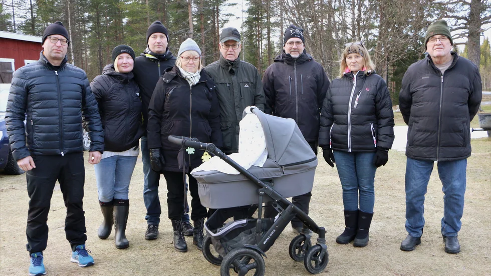 Boende i Finnliden är upprörda och oroade över Svevind och Hästliden vinds planer. Från vänster: Pär Jonsén, Jessica Berg, Magnus Jonsén, Cathrine Jonsén, Erik Jonsén, Ulf Öhlund, Kicki Dahlberg och Christer Larsson. I vagnen ligger lilla Valdemar, tre månader.