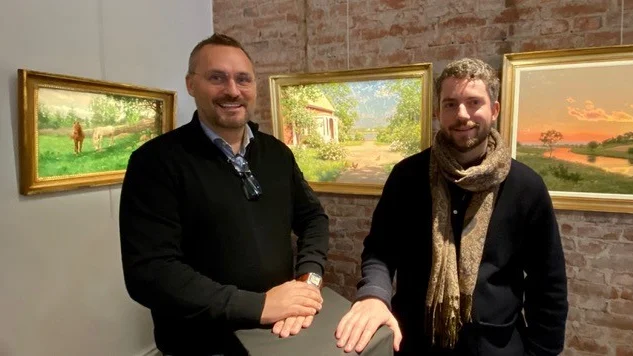 Galleriägaren Johan Melefors och konstintendent Eric Hjelmberg framför 3 av de 16 Krouthénverken i utställningen.