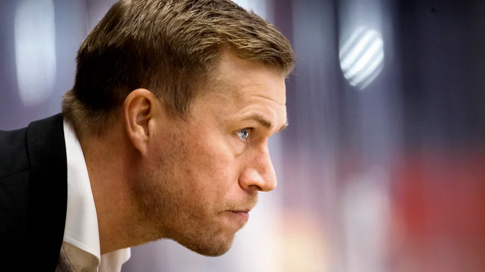 Andreas Falk och laget stängde in sig i omklädningsrummet efter att AIK förlorat sin femte raka match. Linköping vann tisdagens match med 2–1.