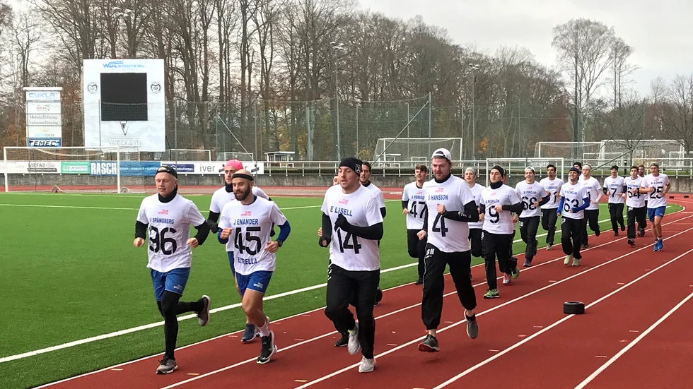 Stadsloppet i coronapandemitid. IFK Motalas bandyspelare sprang på delar av Idrottsparkens löparbanor, för att dra in sponsorpengar till klubben.