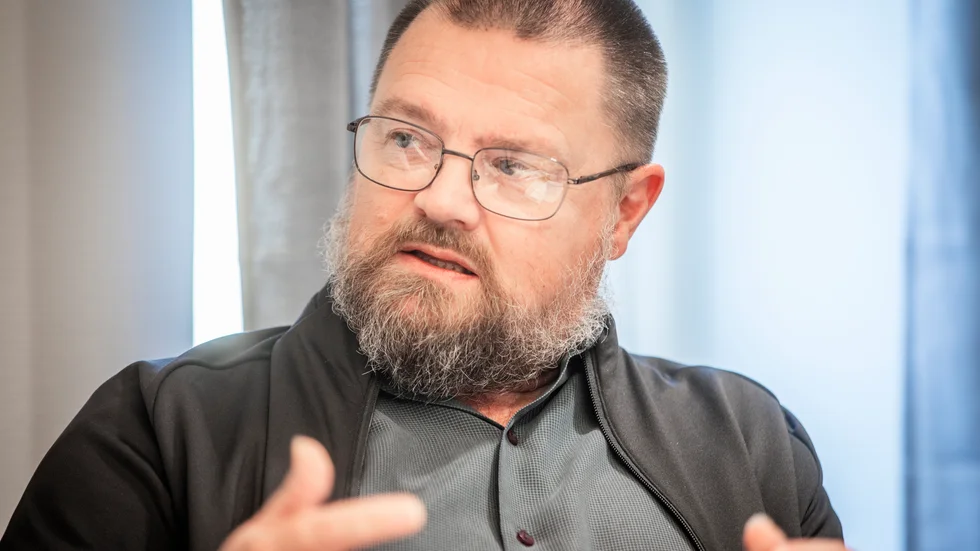 Jyrki Vainio, chef för regionens kollektivtrafikenhet, säger till P4 Gotland att det kan röra sig om avtalsbrott när Taxi Visby vägrar köra covidsmittade.