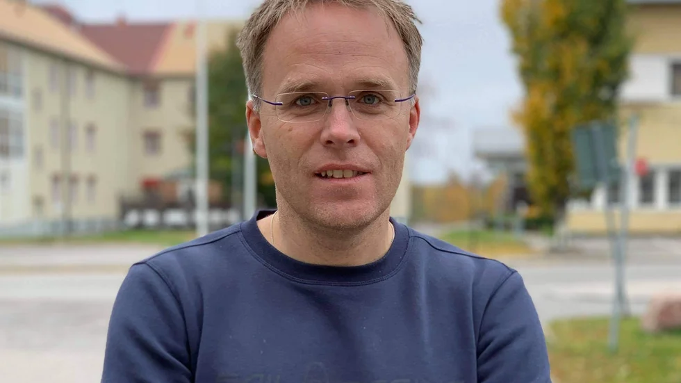 Samuel Ek, gruppledare för Kristdemokraterna, säger att han och partiet ifrågasätter ombyggnationen på Bensbyvägen i Luleå. "Ska vi verkligen göra vägar smalare när vi kommer att växa som kommun och kommer ha fler som kör", säger han. 