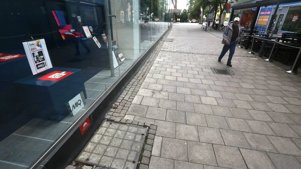 Utanför krogen. Här stacks två vakter ner.