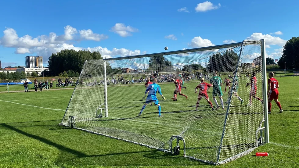 Z-parken, 90-årsfest. En skön stämning i klubben BK Zeros, men det ser svårt ut i nuet med herrlaget i problem i fyran. Kan bli svårt att resa sig efter 0-1 mot Boxholm.
