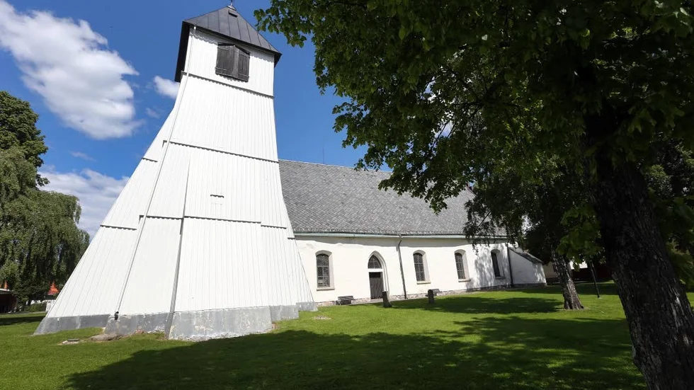De två medeltida kyrkorna (här Drothems kyrka) framhålls också.