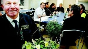 Det är många pensionsavgångar hos räddningstjänsten i Västervik för närvarande. På torsdagen var det verkmästare Hasse Wibergs tur att avtackas av arbetskamraterna och gå hem för gott efter 39 års tjänst. De senaste fyra åren har inte mindre än fjorton 40-talister gått i pension på brandstationen.