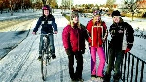 Foto: ANDERS LILJEGREN Caroline Elofsson använder alltid hjälm oavsett om cyklar en lång eller kort sträcka.  Caroline tycker att den nya lagen om hjälmtvång för alla barn- och ungdomar är bra. Hon får medhåll av Louise Nordh, Anna Björnberg och Filip Eriksson.