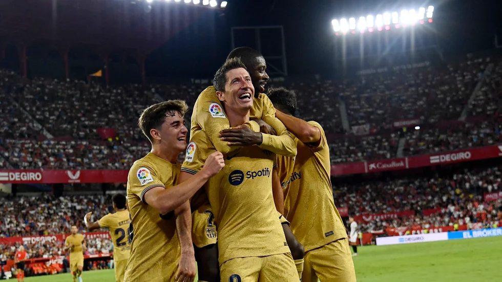 Robert Lewandowski, i mitten, firar sitt 2–0-mål i segermatchen mot Sevilla.