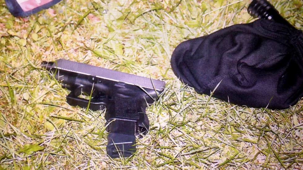 Grovt vapenbrott.  Ett handeldvapen är beslagtaget av polisen.