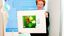 Foto: REGION SKÅNE Kristina De Geer med priset Best Practice Award 2004 tilldelat MA-skåne vid den internationella miljökonferensen i Wien.
