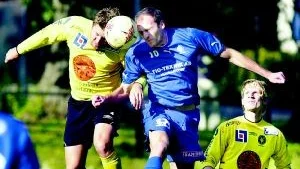 Foto: ANDERS STEINER Nästa år är det division IV, elit, som gäller för VFF-arna Daniel Djerf till vänster och Tor Boman till höger. Spelaren i mitten får dom möta igen eftersom han spelar i Hovmantorp.