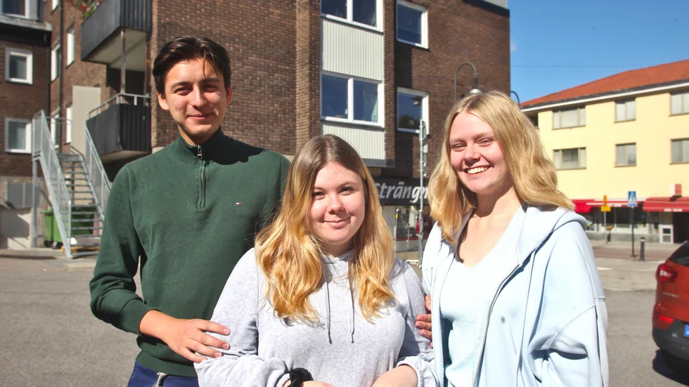 Förstagångsväljarna Alan Gorb Kammerer, Sofia Varga och Lovisa Landberg tror att här i Strängnäs kommer Moderaterna och Sverigedemokraterna att öka jämfört med valet 2018. "Var man än går i Strängnäs ser man massor med reklam för Moderaterna", säger Lovisa Landberg.