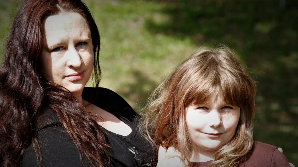 "Vi är så många så när vi ska gå och äta samtidigt går det så långsamt att vi missar lunchrasten ibland", säger Lily Nilsson, 8 år. Mamma Sanna är oroad över dotterns situation. Efter skolstarten har flera klasser slagits ihop och därmed växt, efter beslut från skolledningen. 