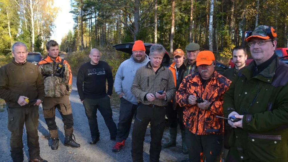 Dags för älgjakt. Skärforsens jaktlag på väg ut till sina pass, efter en genomgång av jaktledaren Anders Rehn, i mitten med grå jacka.