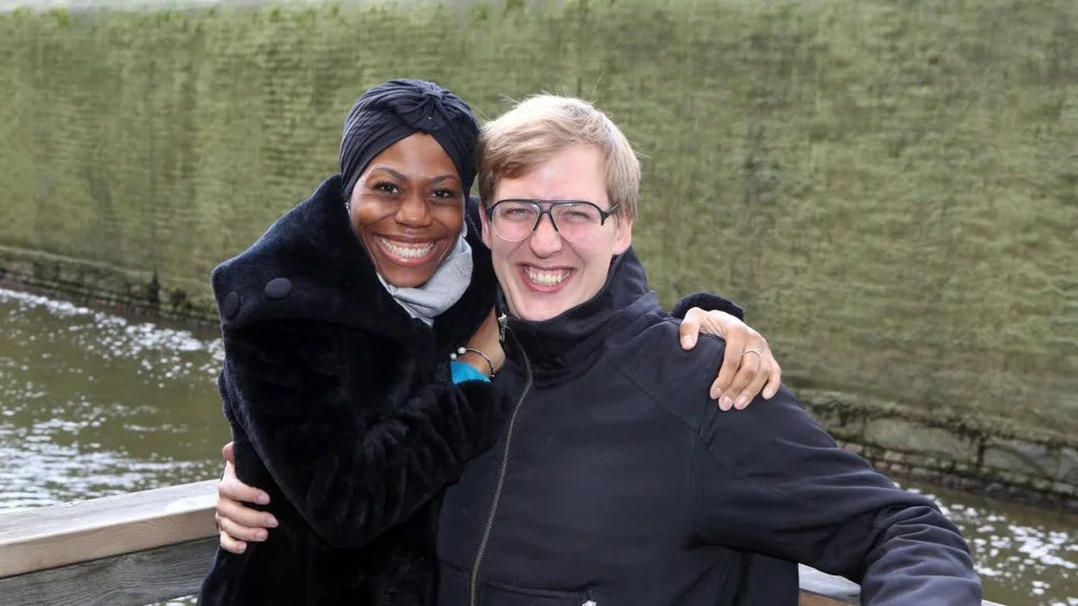 Vänskaplig kram. Chrystal Williams och Henning von Schulman skrattar och trivs ihop vid sidan av scenen.