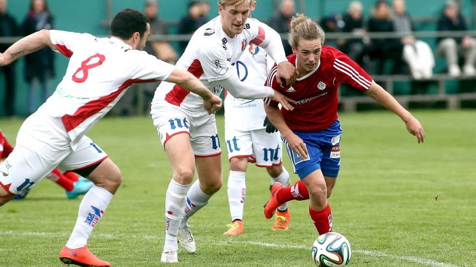 Martin Andersson testar Assyriskas backlinje där Armando Ibrakovic och Oliver Lönn försöker stoppa Sleipnerspelaren.