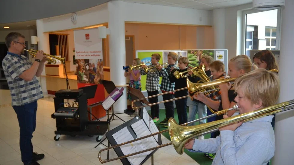 1500-talsmusik. Musikskoleorkestern Blåsbuset spelade bland annat "Svärdsdans", musik från 1500-talet. Läraren heter Kalle Wärnberg och närmast ses eleven Lukas Egnell.
