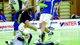 Foto: ANDERS LILJEGREN Norrköpings målvakt Per Harnesk avvärjer Tobias Pettersson chans. I bakgrunden matchens store lirare, femmålsskytten Jimmy Bäckmark.