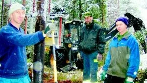 Mats Oskarsson, montör på Fortum, Ove Lagerbäck och Stefan Zsirai från Nyköping har arbetet klart med en ny stolpe ute i Hultserumskogen.