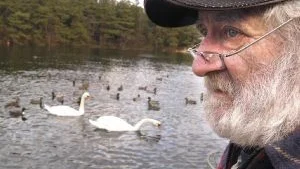 Foto: ANDERS STEINER 
Göran Svensson på Gränsö Udde är väl medveten om problemen minkarna ställer till med. Han sätter regelbundet ut minkfällor för att hålla stammarna nere och undvika att fler sjöfåglar dör.