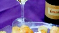 Foto: MONIKA GOTTFRIDSSON Världens läckraste aptitretare  chips, chèvre och granatäppelkärnor.