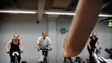 VT-sportens Malin Belfrage, i vitt, testade motionsformen cykel hos Träningsvärk1.