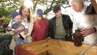 Erfarna biodlaren Ingrid Jonsson, längst till höger, berättar om det fascinerande livet i en bikupa för de tre blivande biodlarna Ludwika Kasem, med sonen Julian i famnen, Kajsa Duerden och Karl-Erik Henriksson. Foto: ANDERS LILJEGREN