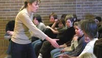 Lena Stefenson jobbar med publikkontakten under hela föreställningen. Kontakten är extra viktig när man spelar teater för barn, säger hon.Foto: ANDERS LILJEGREN