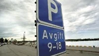 Nu är det inte längre gratis att parkera vid Skeppsbron. P-vakterna har börjat lappa alla som inte betalar. Foto: MAGNUS GLANS